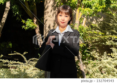 外回りをする女性社員 132704543