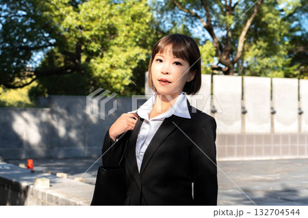 外回りをする女性社員 132704544