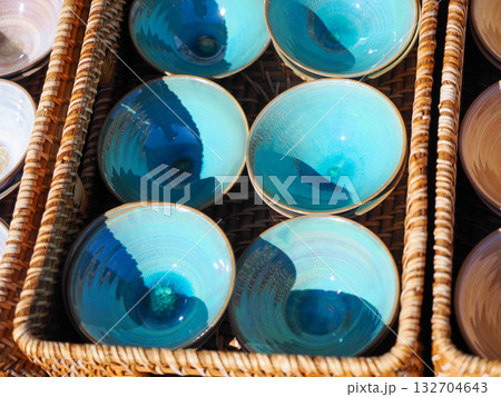 陳列された陶器 132704643