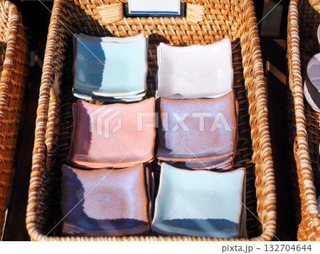 陳列された陶器 132704644