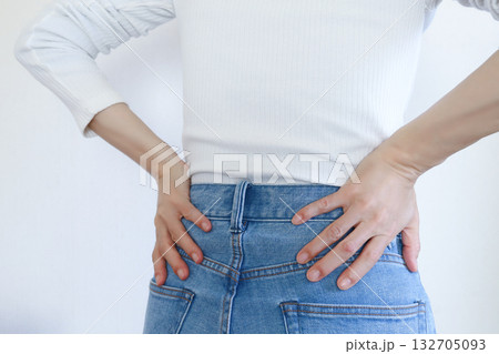 腰を押さえる女性　腰痛イメージ 132705093