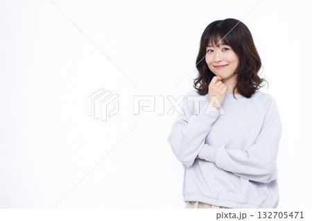 笑顔で考えている女性 笑顔で考えている女性 132705471