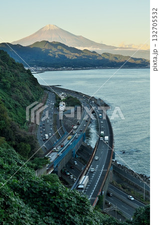 薩埵峠(さったとうげ)から見た駿河湾越しの富士山の絶景 132705532