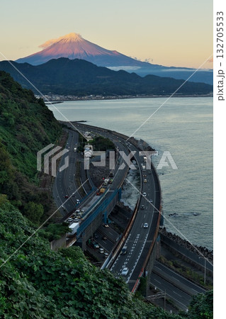 薩埵峠(さったとうげ)から見た駿河湾越しの赤富士山の絶景 132705533
