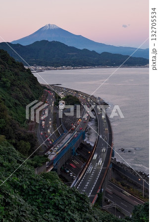 薩埵峠(さったとうげ)から見た駿河湾越しの夕焼け富士山の絶景 132705534