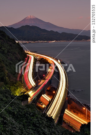 薩埵峠(さったとうげ)から望む光跡が美しい夜景 132705535