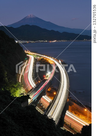 薩埵峠(さったとうげ)から望む光跡が美しい夜景 薩埵峠(さったとうげ)から望む光跡が美しい夜景 132705536