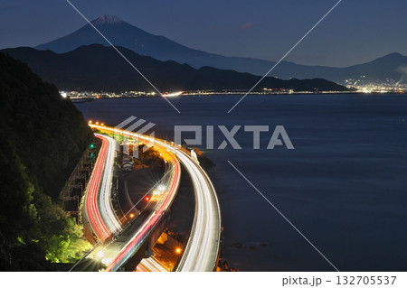 薩埵峠(さったとうげ)から望む光跡が美しい夜景 薩埵峠(さったとうげ)から望む光跡が美しい夜景 132705537