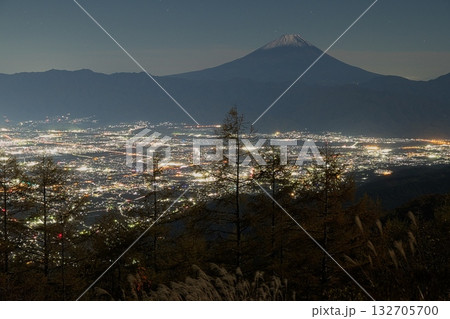 甘利山から望む甲府盆地と富士山の夜景 甘利山から望む甲府盆地と富士山の夜景 132705700
