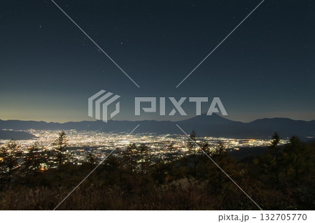 甘利山から望む、夜景と星空のオリオン 132705770
