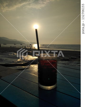 太陽もコーヒー飲みに来た海辺の朝 太陽もコーヒー飲みに来た海辺の朝 132706155
