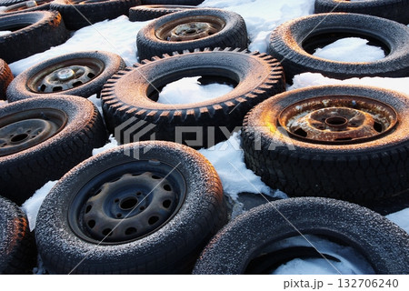 家畜用発酵飼料を廃タイヤで押さえています2 132706240