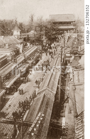 古写真　1907-1918年　東京　浅草寺と仲見世のパノラマ 132706352
