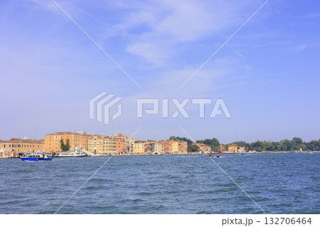 イタリア北東部にある「水の都」として知られるヴェネツィアの街並み イタリア北東部にある「水の都」として知られるヴェネツィアの街並み 132706464