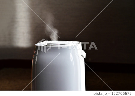 湯気のたつ加湿器　部屋の環境　イメージ素材 132706673