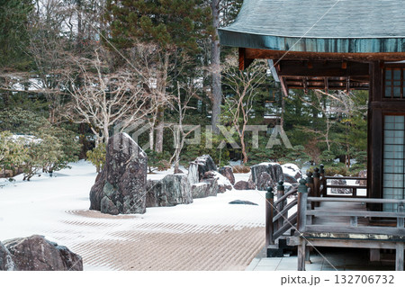 高野山 冬の金剛峯寺の蟠龍庭 高野山 冬の金剛峯寺の蟠龍庭 132706732