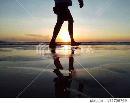 朝の海辺を歩く人　ベトナムのダナン 132706769