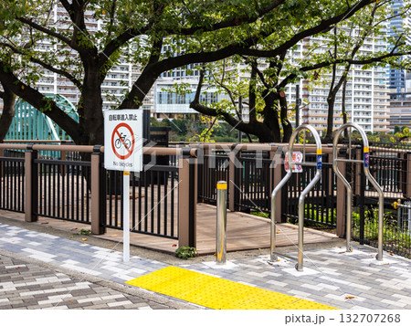 遊歩道への自転車進入禁止の看板 遊歩道への自転車進入禁止の看板 132707268