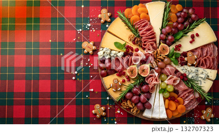 クリスマスおしゃれなチーズボード　シャルキュトリーとチーズの盛り合わせ 132707323