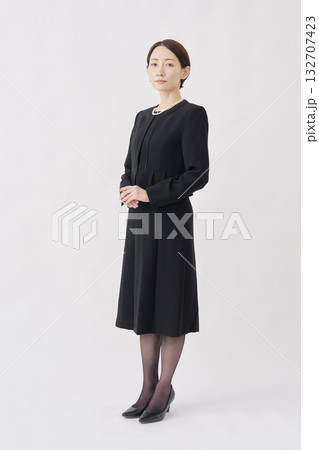 喪服を着た女性のポートレート　カメラ目線　白背景　全身 132707423