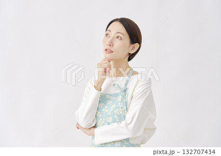 エプロンを着た女性　考える　白背景 132707434