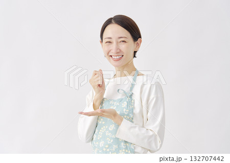 エプロンを着た女性　納得する　白背景 132707442