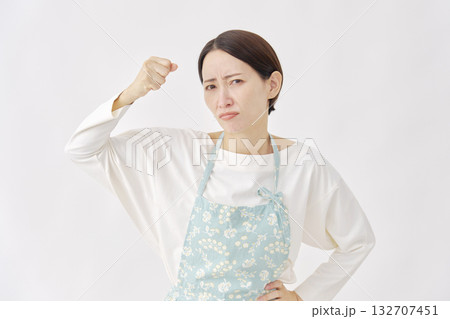 怒るエプロンを着た女性　白背景 132707451