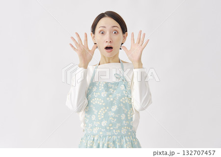 驚くエプロンを着た女性　白背景 132707457