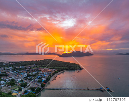 Amazing The sky looked like flames over the islands 132707595