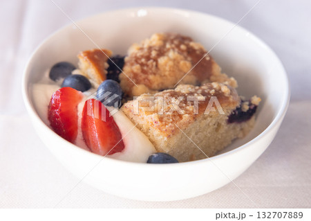 美味しい国際線機内食のデザートのケーキとフルーツ 132707889