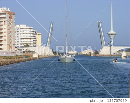 スペイン・ラ・マンガ：開閉中のエスタシオ橋と航行するヨット（Puente del Estacio） 132707939