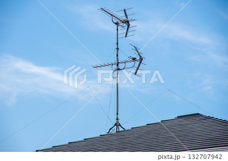 屋根の上の地上波テレビのアンテナ 132707942