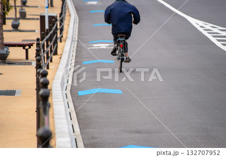 車道上の自転車レーンを走行する自転車 132707952