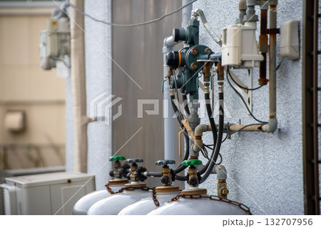 プロパンガスのボンベと建物への取り込み部分 132707956