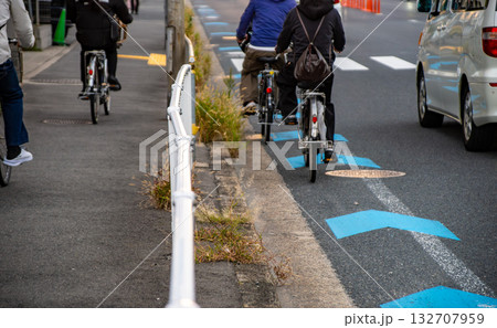 車道上の自転車レーンを走行する自転車と横を通る自動車 車道上の自転車レーンを走行する自転車と横を通る自動車 132707959