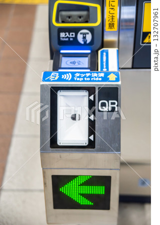 QRコード対応の駅の自動改札機 QRコード対応の駅の自動改札機 132707961