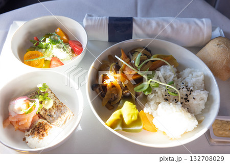 国際線ビジネスクラスの美味しい機内食の肉料理 132708029