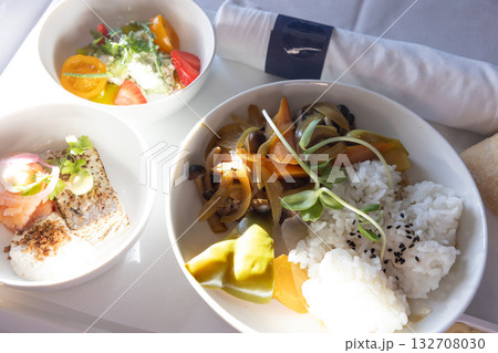 国際線ビジネスクラスの美味しい機内食の肉料理 132708030