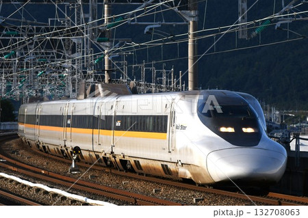 新大阪へ向けて山陽新幹線をゆく700系のこだま858号の写真素材