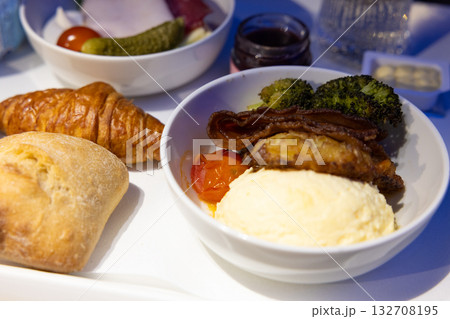国際線ビジネスクラスの機内食の朝食 132708195