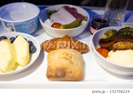 国際線ビジネスクラスの機内食の朝食 国際線ビジネスクラスの機内食の朝食 132708224