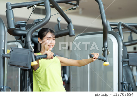 ジムでトレーニングをする若い女性　撮影協力：スポーツクラブ&サウナスパ ルネサンス 幕張24 132708654