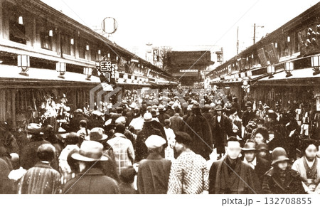 古写真 1931-1933年 東京 浅草の浅草寺仲見世通り商店街 古写真 1931-1933年 東京 浅草の浅草寺仲見世通り商店街 132708855