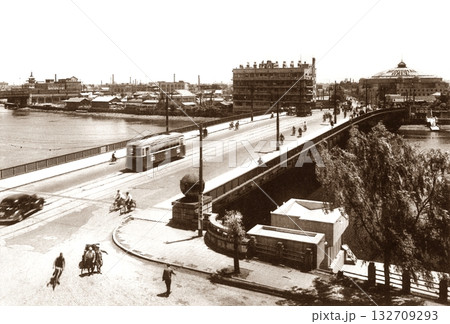 古写真　1933-1945年　東京　隅田川に架かる両国橋と両国国技館 132709293