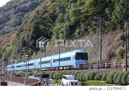 箱根湯本駅付近を走行する小田急ロマンスカー MSE 132709471