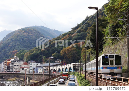 箱根湯本駅付近を走行する箱根登山鉄道の普通列車 箱根湯本駅付近を走行する箱根登山鉄道の普通列車 132709472