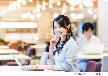 オフィスでパソコンを操作する笑顔の女性 132709700