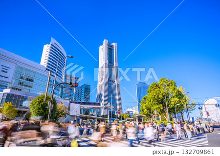 日本の横浜都市景観総帆展帆の日本丸や桜木町駅前、ヨコハマエアキャビンなどを望む＝11月3日 132709861