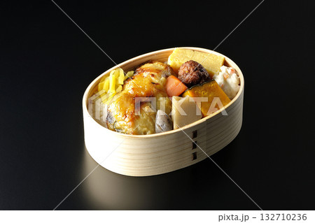 焼き魚弁当を黒背景で撮影 132710236