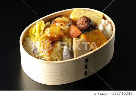 焼き魚弁当を黒背景で撮影 焼き魚弁当を黒背景で撮影 132710239